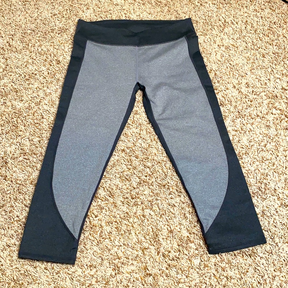 Like new Fabletics gray Capri leggings